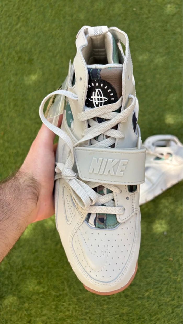 Nike Air Trainer Huarache Corteiz Light Bone chaussures montante blanche - photo numéro 3