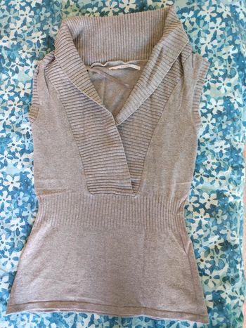 Haut gris sans manche joli col décolleté