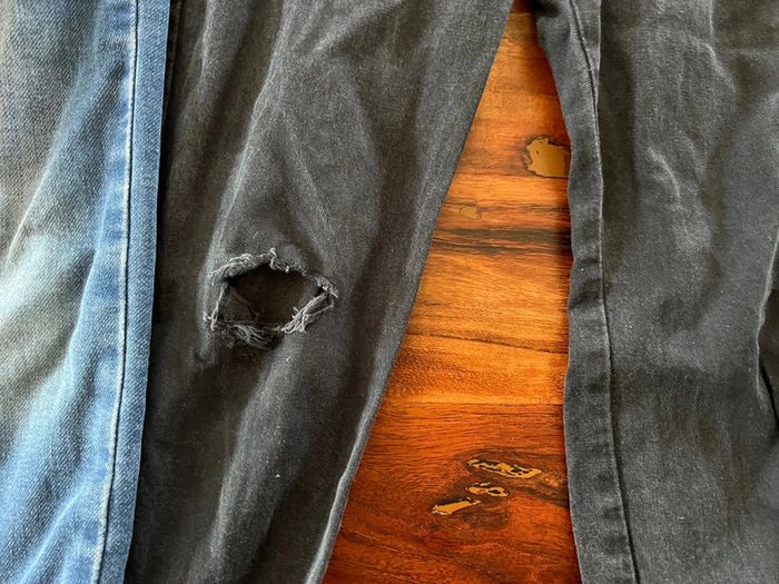 Lot pantalons troués 6 ans et 5 ans - photo numéro 4
