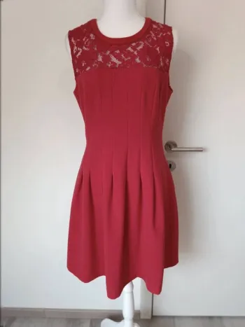 🔴 Robe rouge H&M avec dentelle – Taille 42