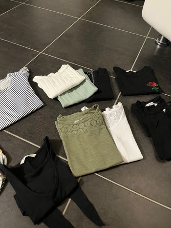Lot de 18 vêtements taille 8 ans