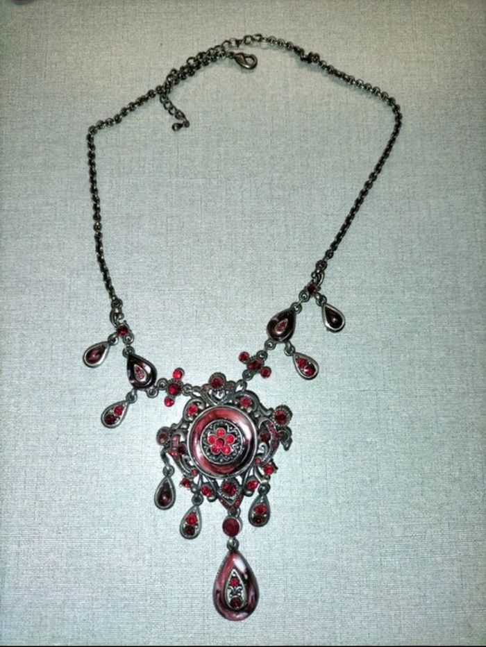 Collier rouge