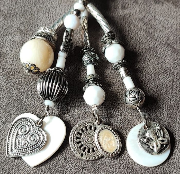 Sautoir à breloques gris et blanc - photo numéro 4