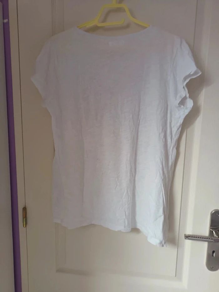 T-shirt blanc avec motifs - photo numéro 2