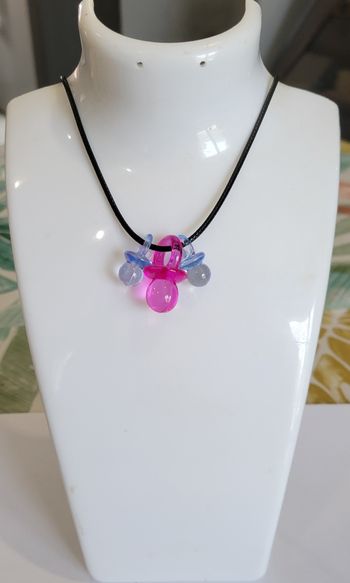 collier totoche des années 90 rose foncé bleu clair ! NEUF !