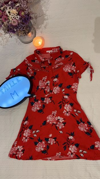 Robe rouge fleurie
