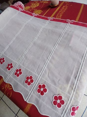 Brise bise sur voile brodé fleurs rouges en 60cm sur 4m