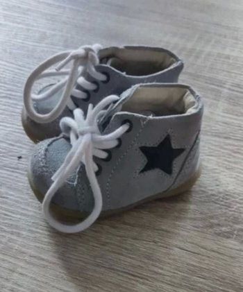 Chaussure bébé gris étoile neuf 17