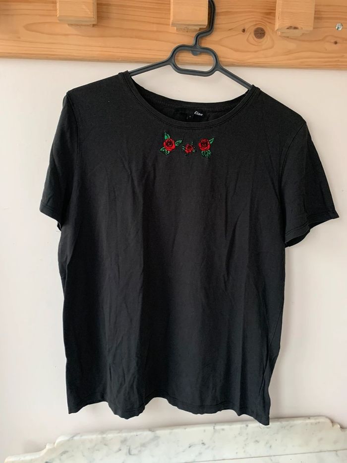 TEE shirt fleuri brodé