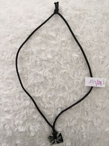 154-Collier lacet noir pendentif argenté NEUF
