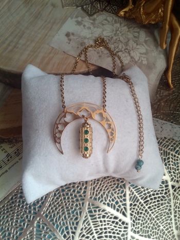 Collier lune et talisman or et vert