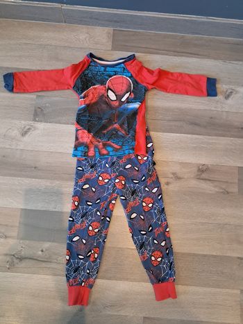 Lot pyjamas taille 5 ans