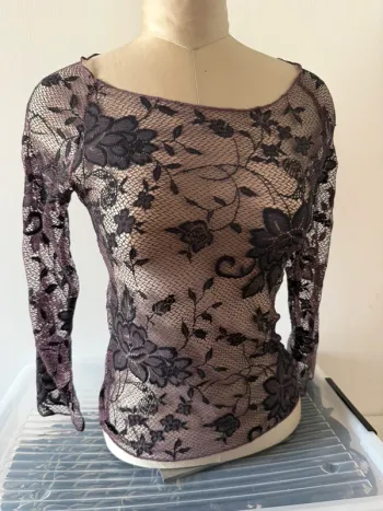 Top en dentelle florale noir et prune à manches longues - Col bateau - Taille S/M