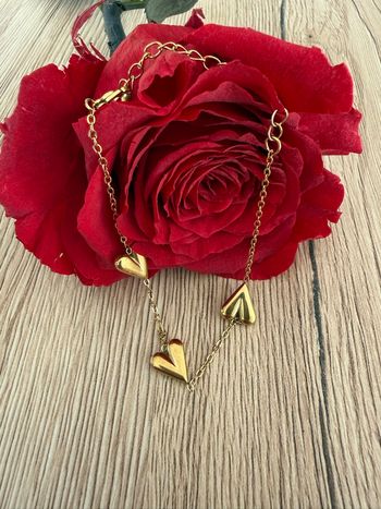 Petit bracelet doré avec trois cœurs bombés en acier inoxydable 