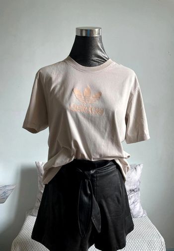 T-shirt Adidas.