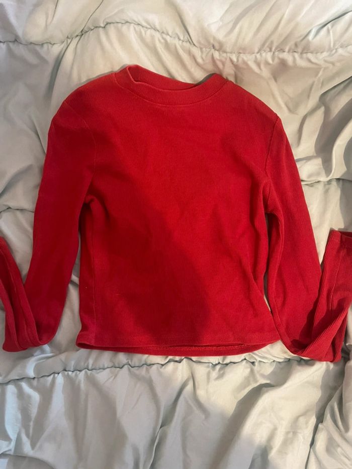 Haut rouge basique à manches longues – élégant & confortable