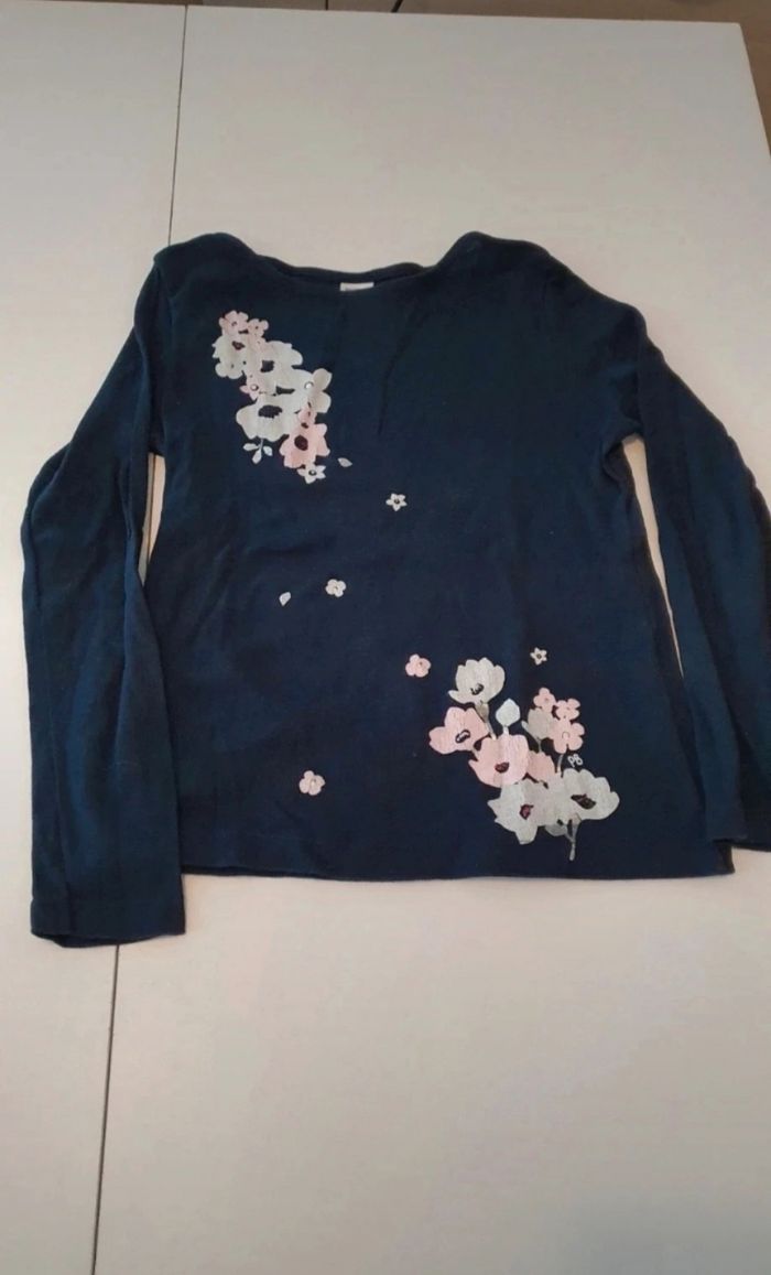 T shirt bleu marine en 8 ans