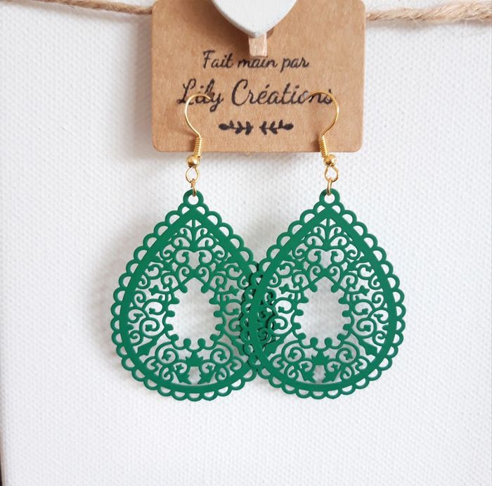 Boucles d'oreilles dorées et filigranes verts LC309