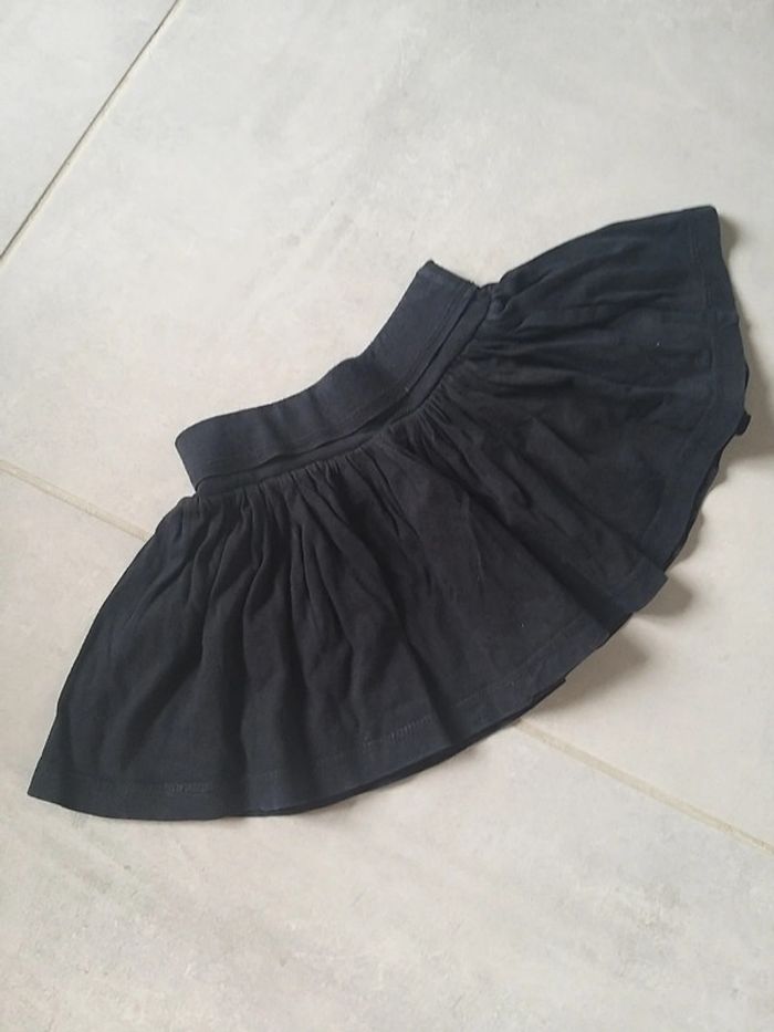 Jolie jupe noire en 18 mois