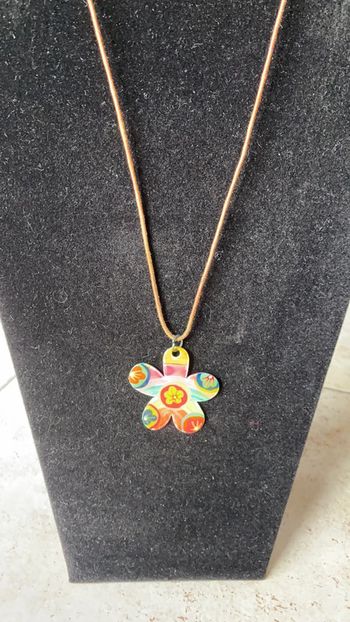 Collier fantaisie avec pendentif fleur