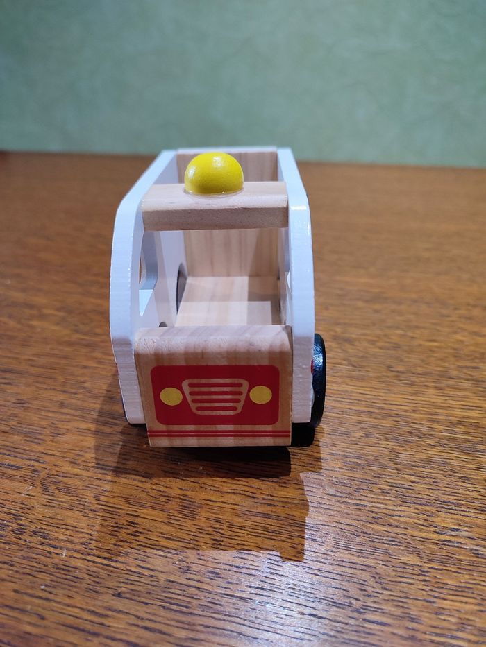Véhicule ambulance - photo numéro 2