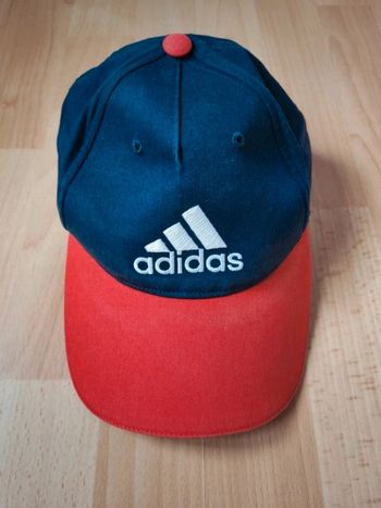 Casquette enfant Adidas Graphic bleu marine et rouge brodée