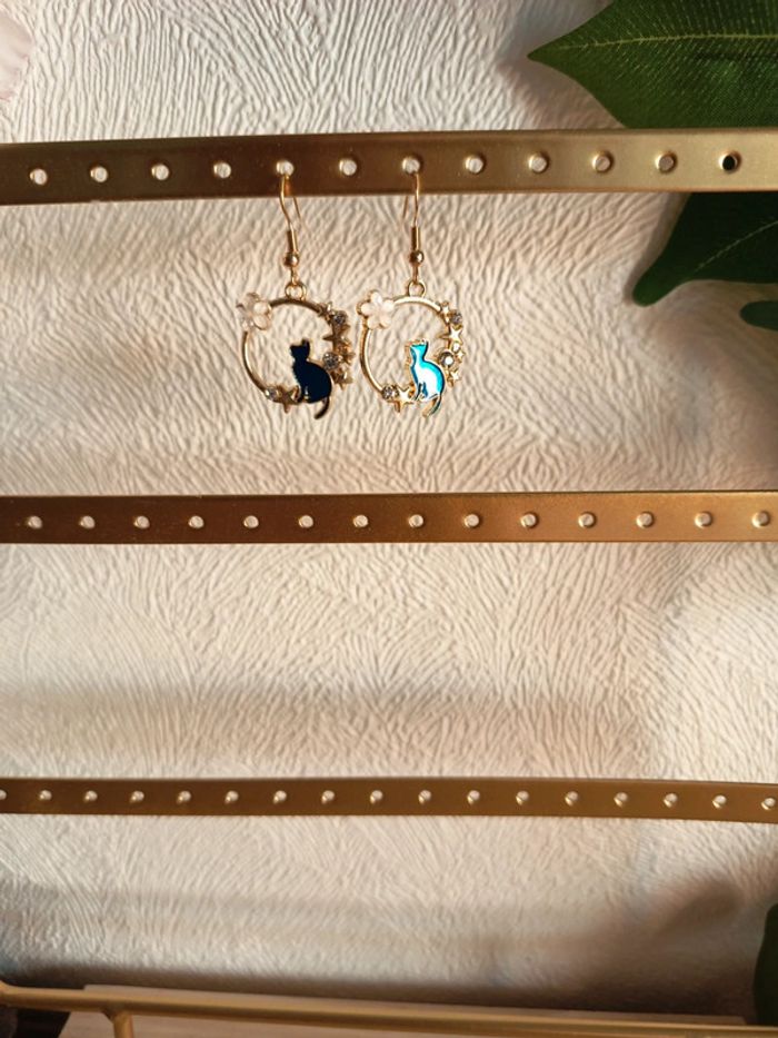 Boucles d’oreilles pendantes – Chat, étoiles et fleur