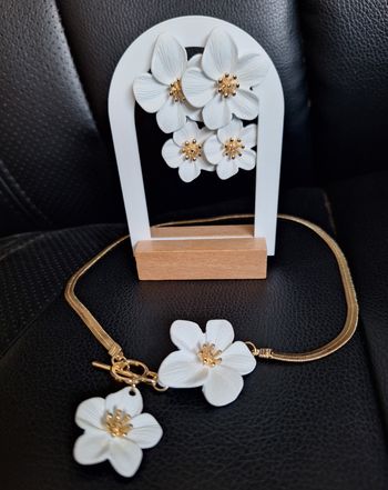 NEUF ! PARURE COLLIER ET BOUCLES D'OREILLES DORE FLEURS BLANCHES