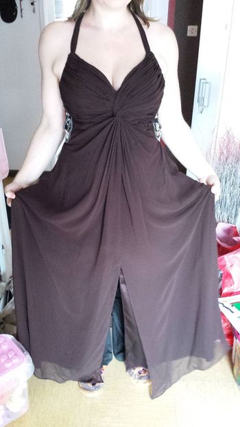 robe de cocktail mousseline brun et bijoux