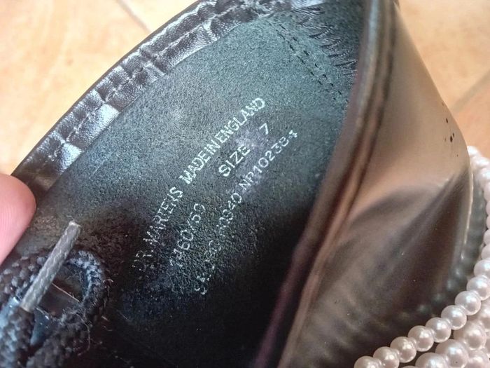 Dr. Martens noir made in England 🇬🇧 custom chic perles et fleurs uk7 40 - photo numéro 10