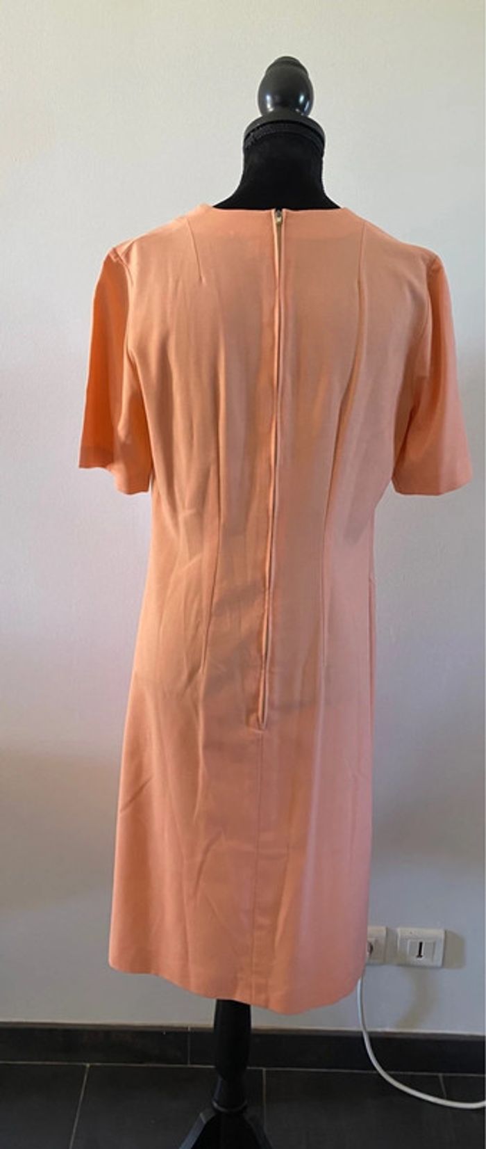Robe vintage Bragard de service abricot avec broderies taille 40 / 42 - photo numéro 6
