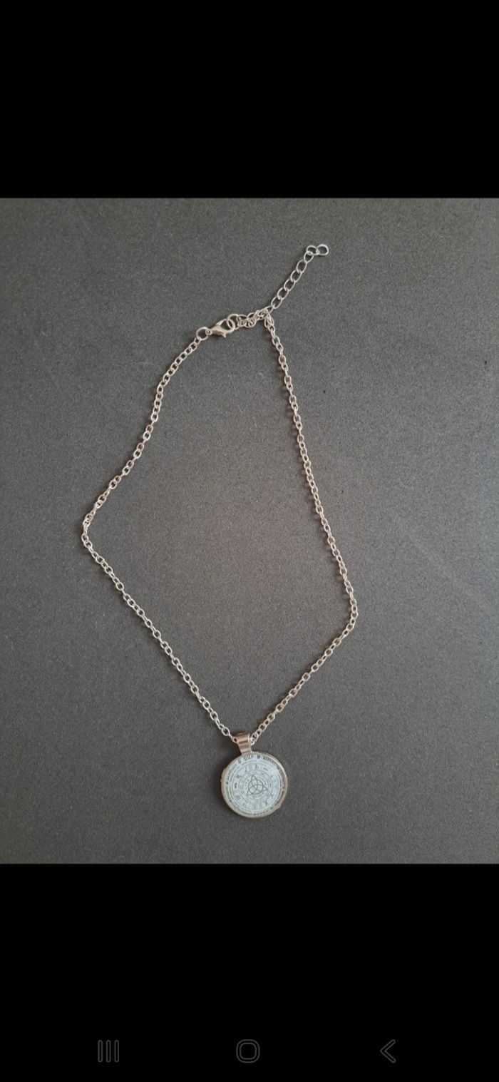 Pendentif symboles mystiques