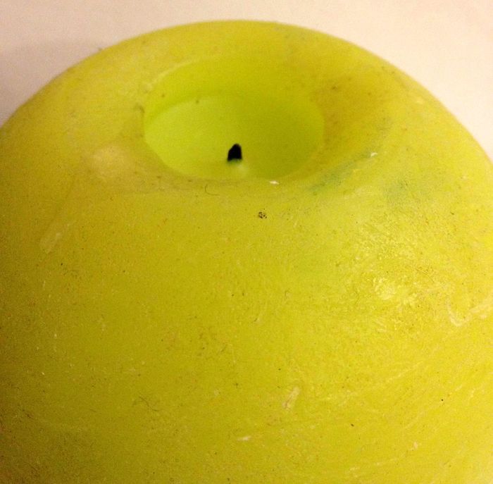 Bougie jaune pomme de forme ronde pour festivité ou autre - photo numéro 5