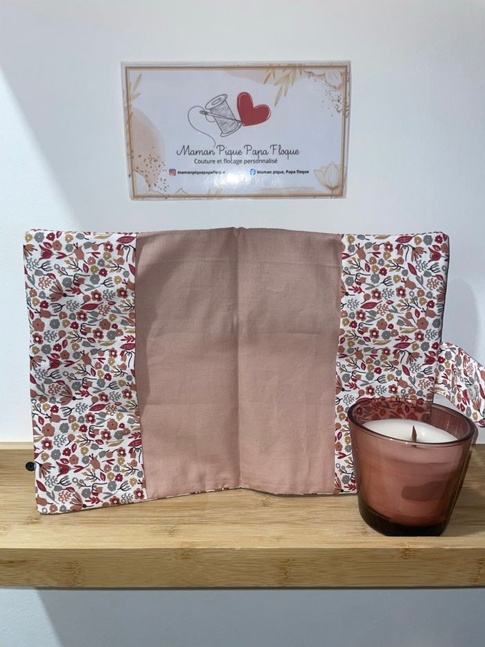 Protège carnet de santé fait main en velours rose et tissu fleuri - photo numéro 2