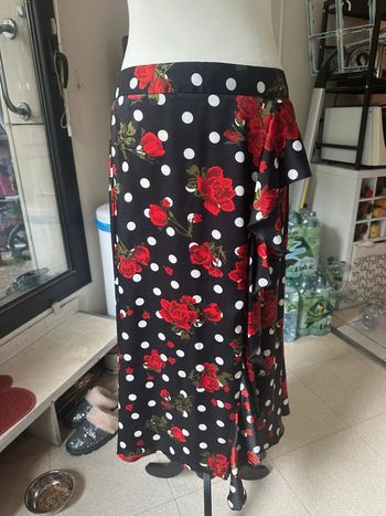 Jupe longue rouge et noire avec roses - Zara