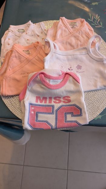 Lot de 5 bodys 1-3 mois manches courtes/sans manches.