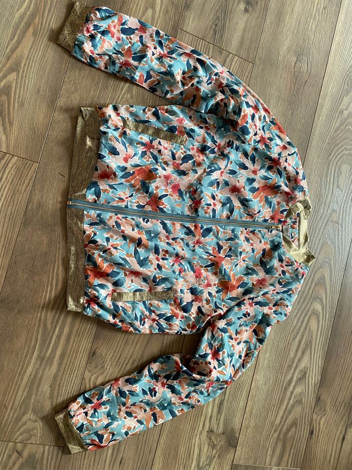 Veste d’été bleu à motif fleur rouge Emma Ella tS