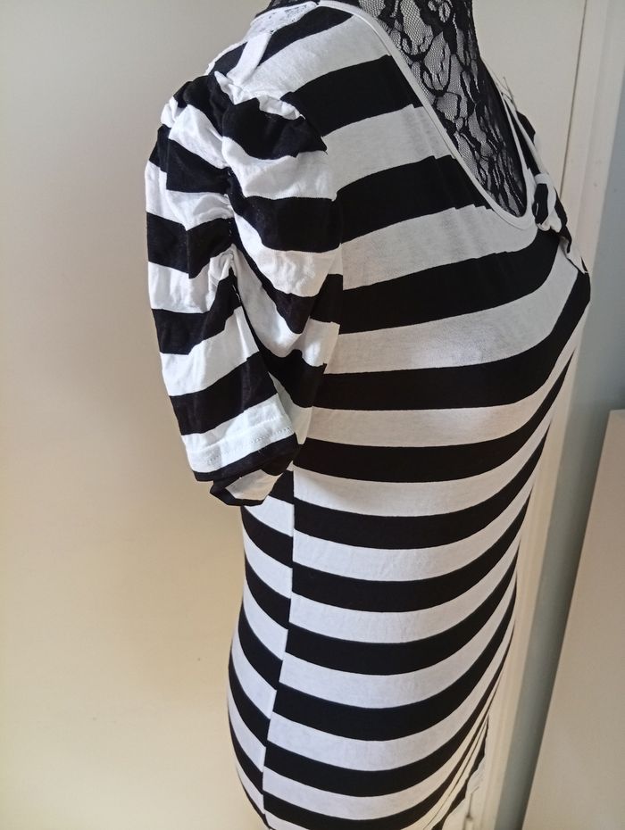 Joli tee-shirt avec p'tite dentelle à l' arrière - photo numéro 4