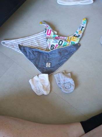 Lot bavoirs+ moufles