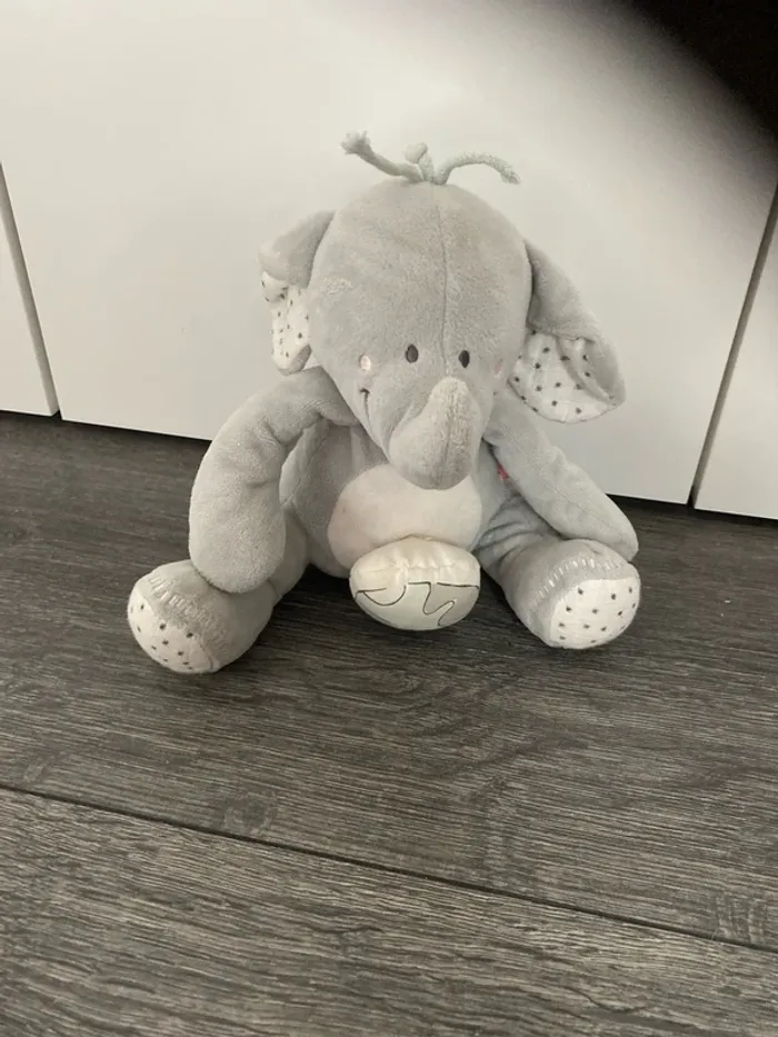 Peluche éléphant musicale