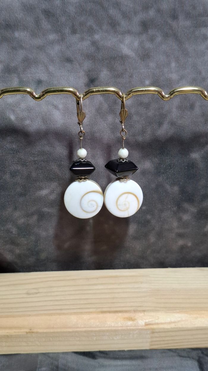 Boucles d’oreille œil de Sainte Lucie cristal noir look rétro - photo numéro 1