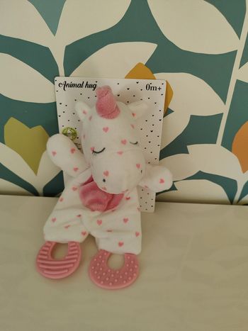 Doudou licorne animal hug action