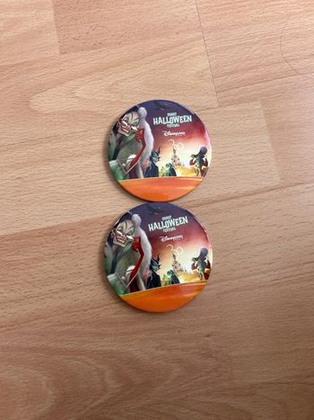 Disneyland Paris : 2 badge des d’halloween ( 30 ans)