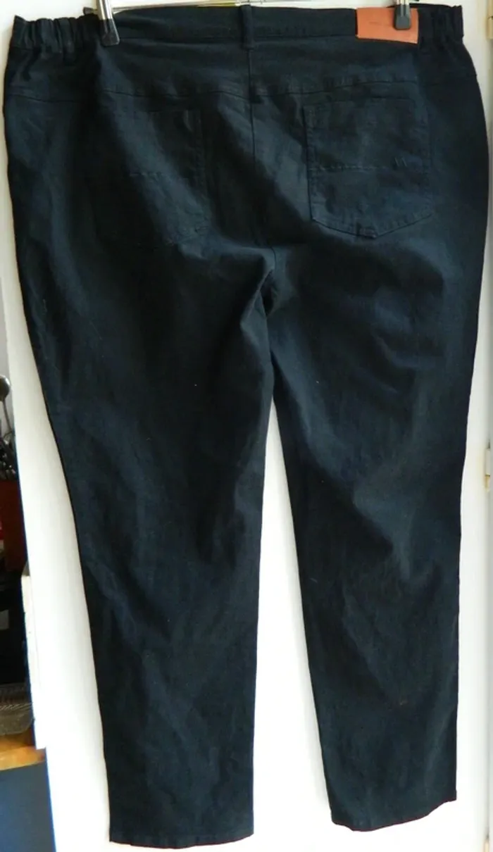 Pantalon T 52 "Anne Weyburn" neuf - photo numéro 2