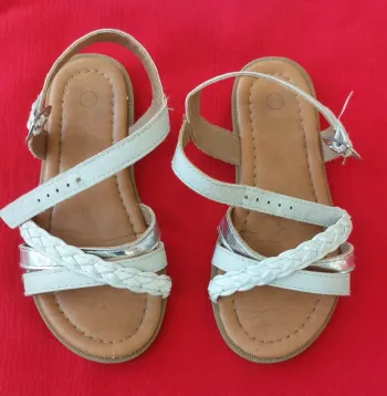 Nu pied blanc et argenté
