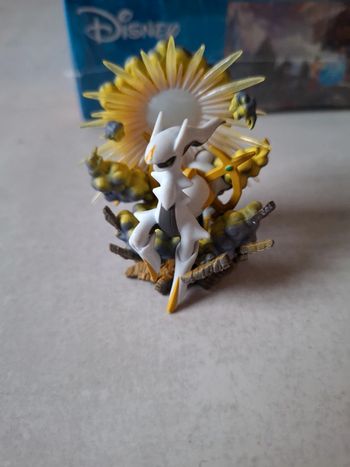 Figurine pokémon Arceus v
