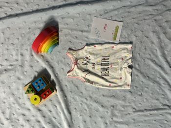 combishort débardeur blanc et multicolore pressions entre les jambes inscription devant 1 mois kiabi