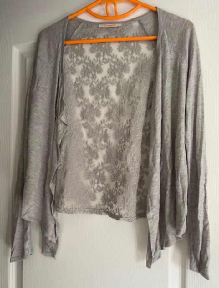 Gilet gris avec dentelle