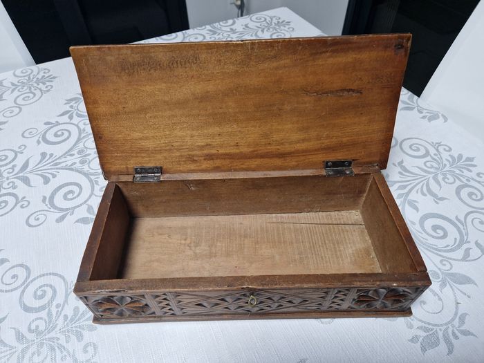 Jolie boîte en bois sculptée 33x15cm - photo numéro 2
