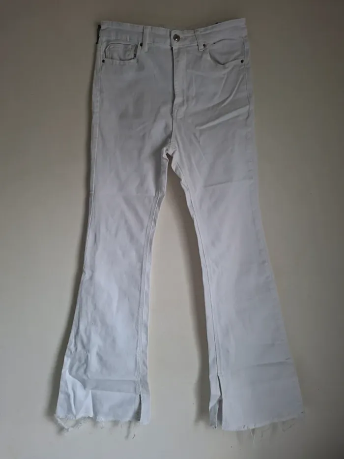 Jean blanc évasé- élégant et tendance, parfait pour toute saisons,Stradivarius neuf, taille 42